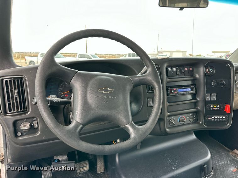 image for item DQ1524 2008 Chevrolet C5500  shuttle bus