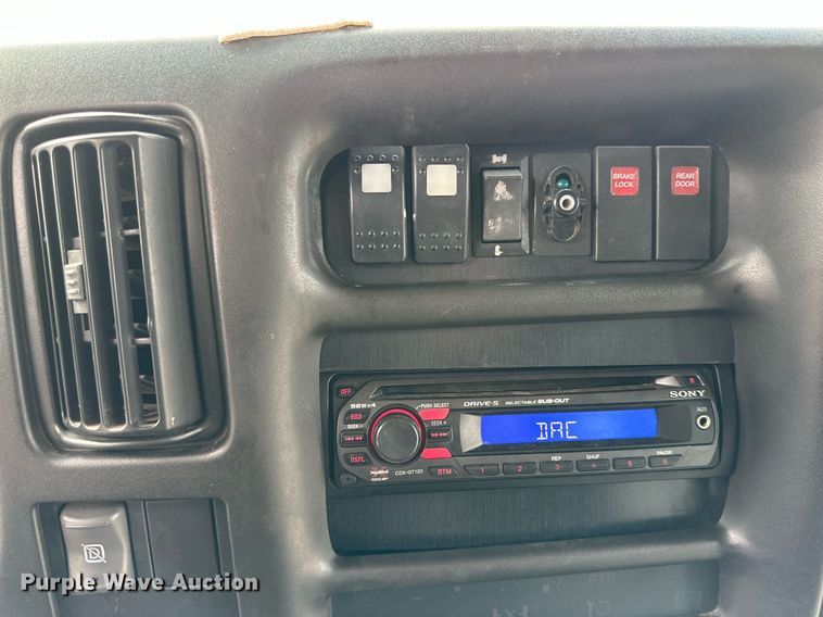 image for item DQ1524 2008 Chevrolet C5500  shuttle bus