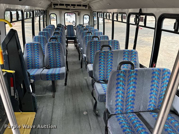 image for item DQ1524 2008 Chevrolet C5500  shuttle bus