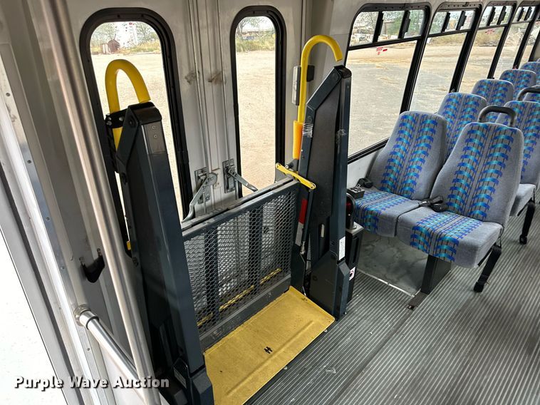 image for item DQ1524 2008 Chevrolet C5500  shuttle bus