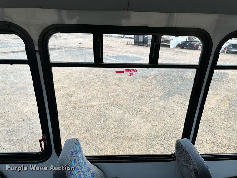 image for item DQ1524 2008 Chevrolet C5500  shuttle bus