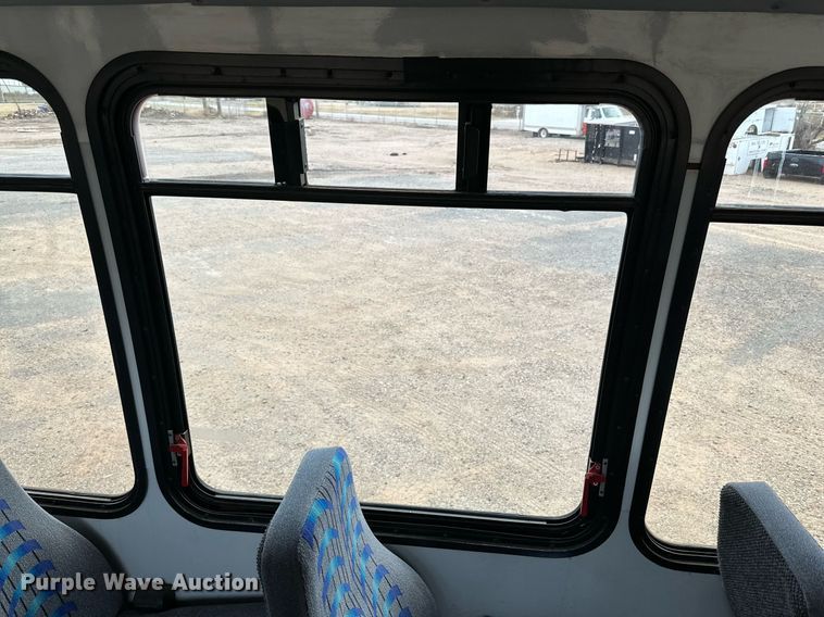 image for item DQ1524 2008 Chevrolet C5500  shuttle bus