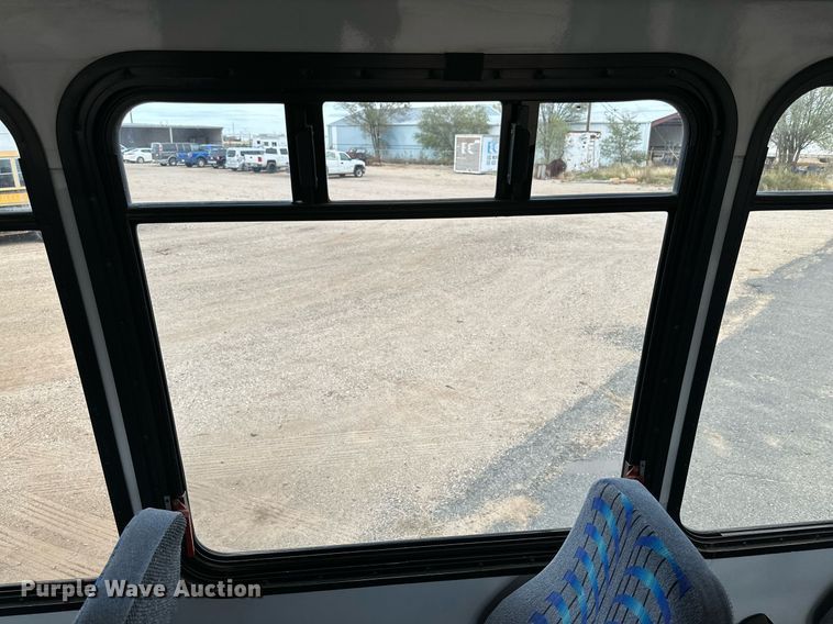 image for item DQ1524 2008 Chevrolet C5500  shuttle bus