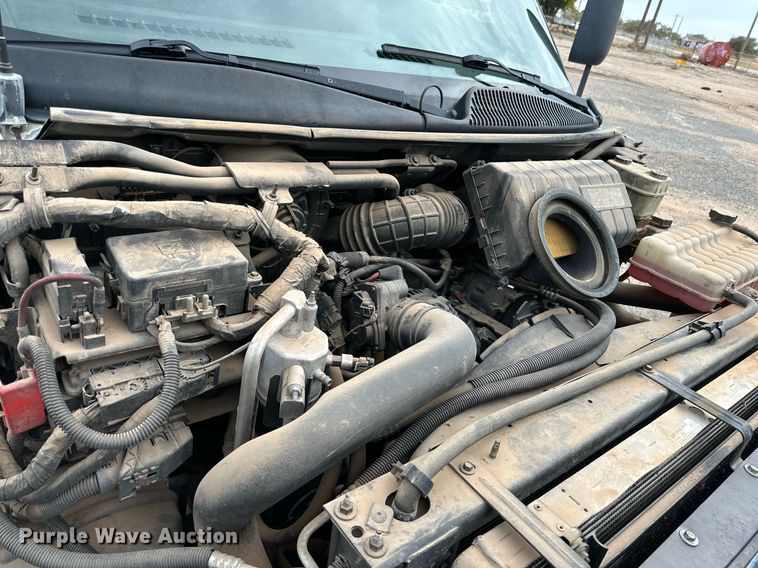 image for item DQ1524 2008 Chevrolet C5500  shuttle bus