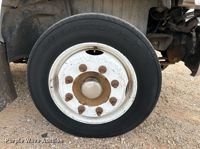 image for item DQ1524 2008 Chevrolet C5500  shuttle bus