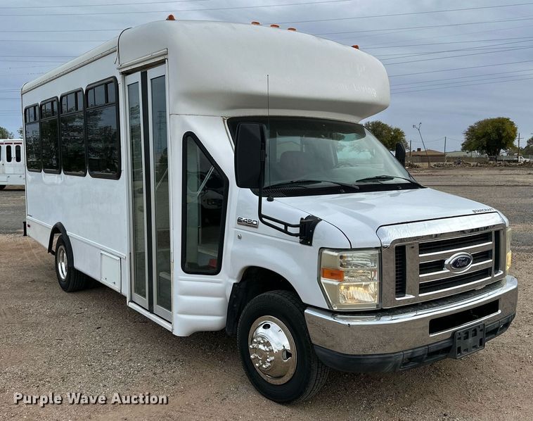 image for item DQ1525 2008 Ford E450 Super Duty  shuttle bus