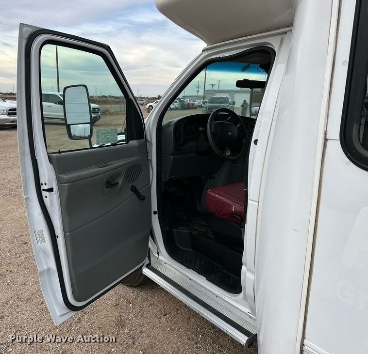 image for item DQ1525 2008 Ford E450 Super Duty  shuttle bus