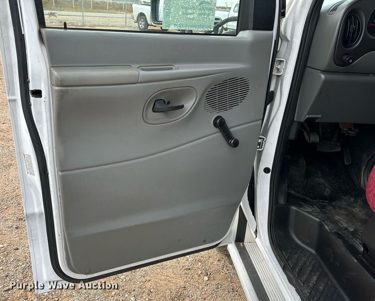 image for item DQ1525 2008 Ford E450 Super Duty  shuttle bus