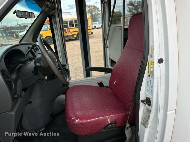image for item DQ1525 2008 Ford E450 Super Duty  shuttle bus