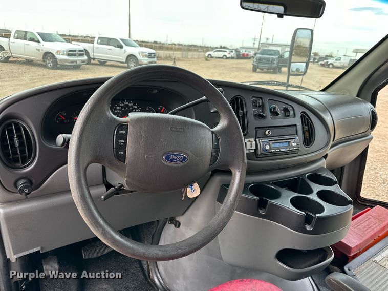 image for item DQ1525 2008 Ford E450 Super Duty  shuttle bus