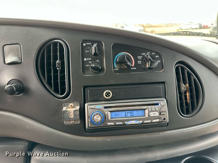 image for item DQ1525 2008 Ford E450 Super Duty  shuttle bus