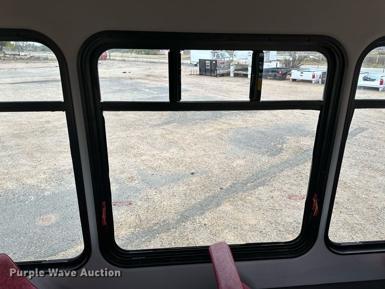 image for item DQ1525 2008 Ford E450 Super Duty  shuttle bus