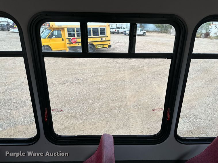 image for item DQ1525 2008 Ford E450 Super Duty  shuttle bus