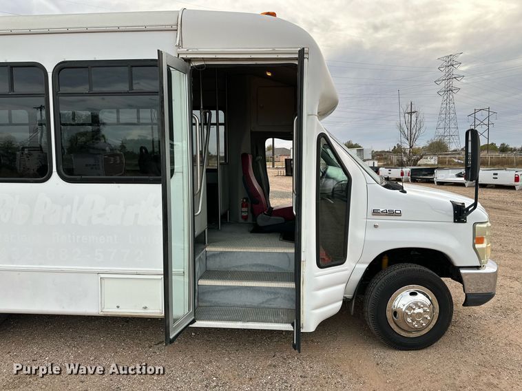 image for item DQ1525 2008 Ford E450 Super Duty  shuttle bus
