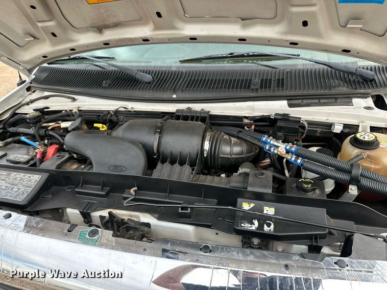 image for item DQ1525 2008 Ford E450 Super Duty  shuttle bus