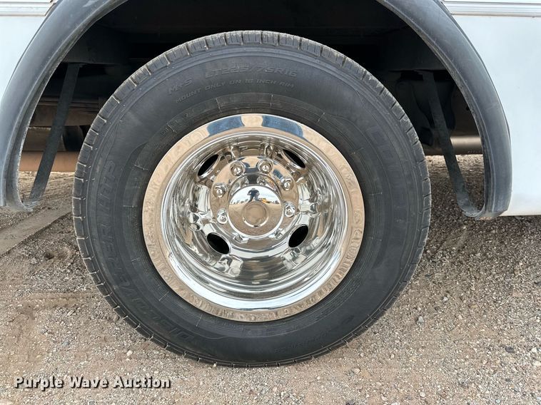 image for item DQ1525 2008 Ford E450 Super Duty  shuttle bus