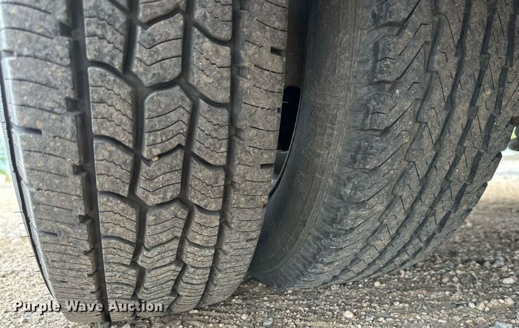 image for item DQ1525 2008 Ford E450 Super Duty  shuttle bus