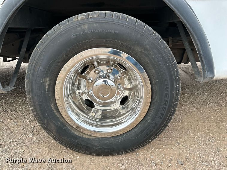 image for item DQ1525 2008 Ford E450 Super Duty  shuttle bus