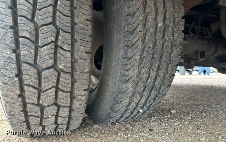 image for item DQ1525 2008 Ford E450 Super Duty  shuttle bus