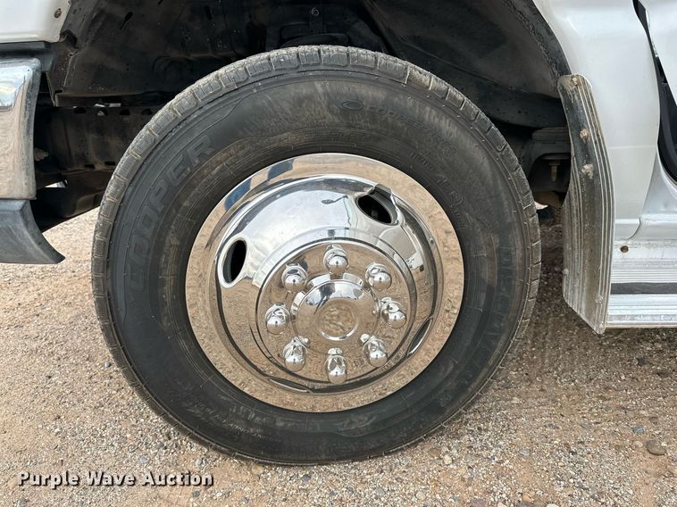 image for item DQ1525 2008 Ford E450 Super Duty  shuttle bus