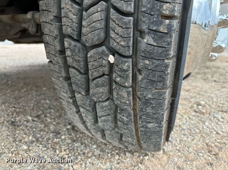 image for item DQ1525 2008 Ford E450 Super Duty  shuttle bus