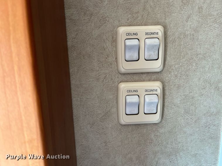 image for item DQ2261 2009 Newmar Mountain Aire  RV