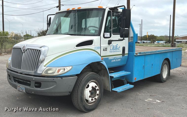 image for item DQ2299 2004 International 4300  flatbed truck