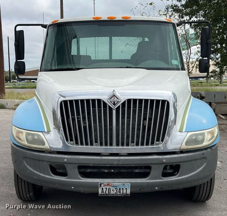 image for item DQ2299 2004 International 4300  flatbed truck