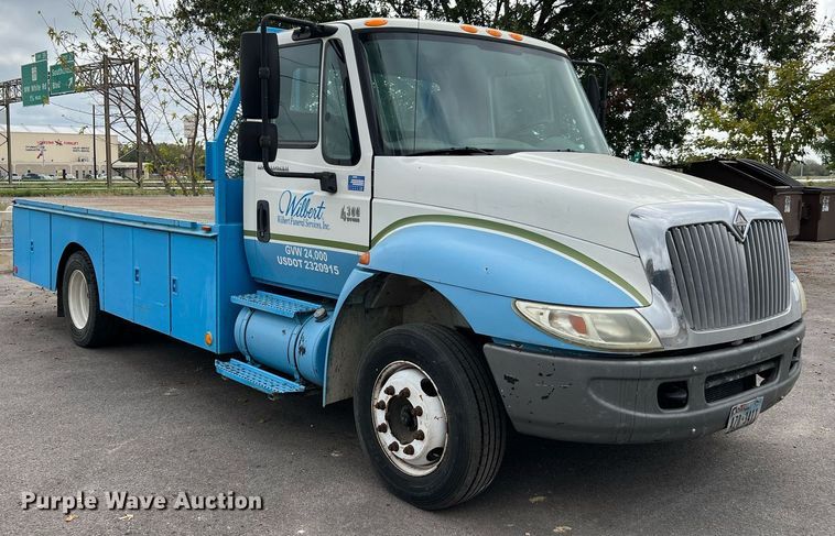 image for item DQ2299 2004 International 4300  flatbed truck