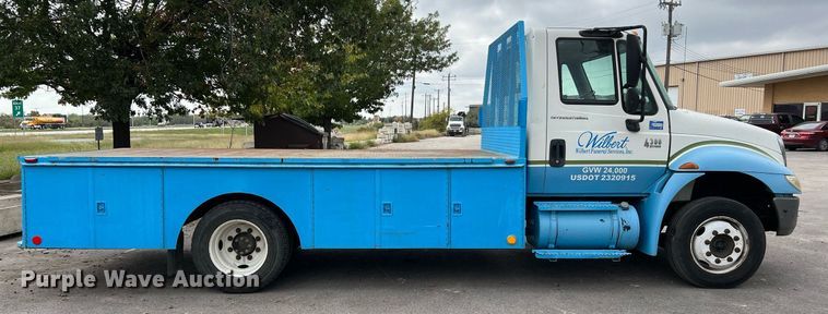 image for item DQ2299 2004 International 4300  flatbed truck