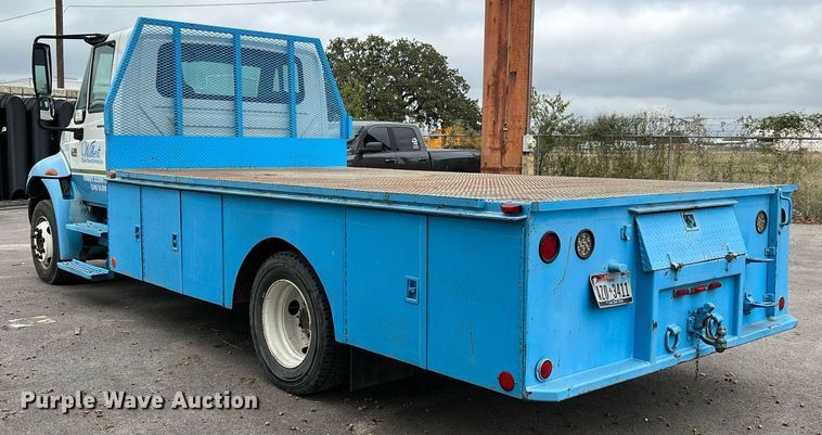 image for item DQ2299 2004 International 4300  flatbed truck