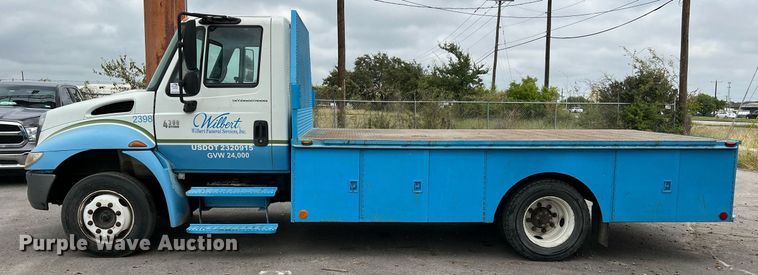 image for item DQ2299 2004 International 4300  flatbed truck