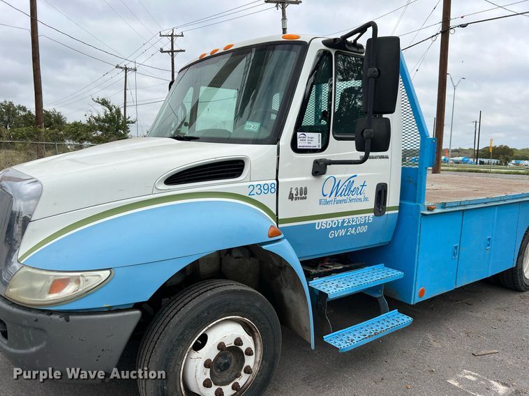 image for item DQ2299 2004 International 4300  flatbed truck