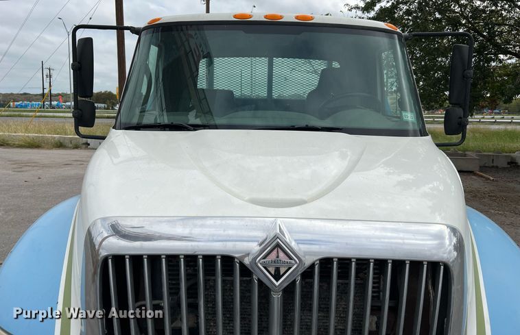 image for item DQ2299 2004 International 4300  flatbed truck