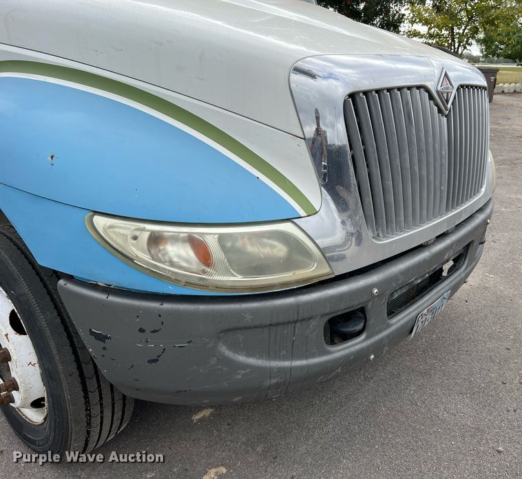 image for item DQ2299 2004 International 4300  flatbed truck