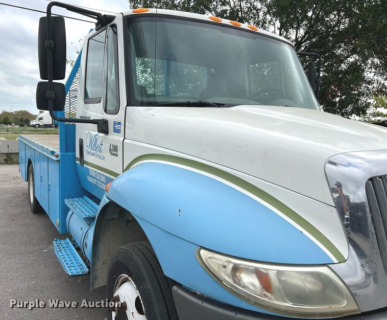 image for item DQ2299 2004 International 4300  flatbed truck