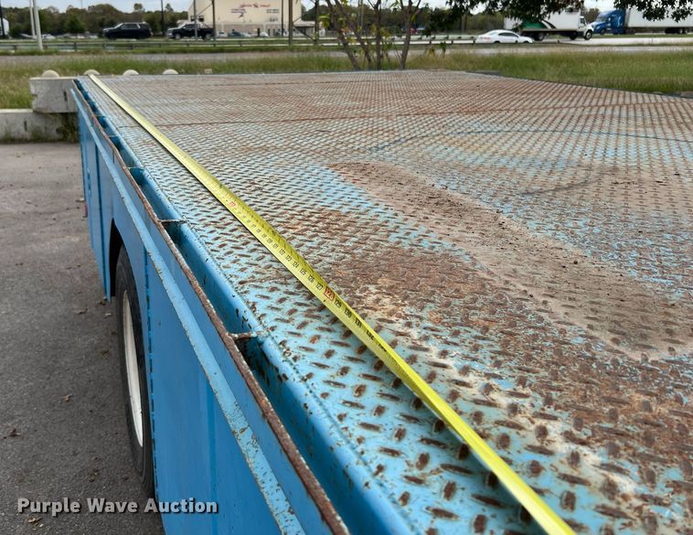 image for item DQ2299 2004 International 4300  flatbed truck