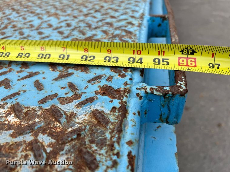 image for item DQ2299 2004 International 4300  flatbed truck