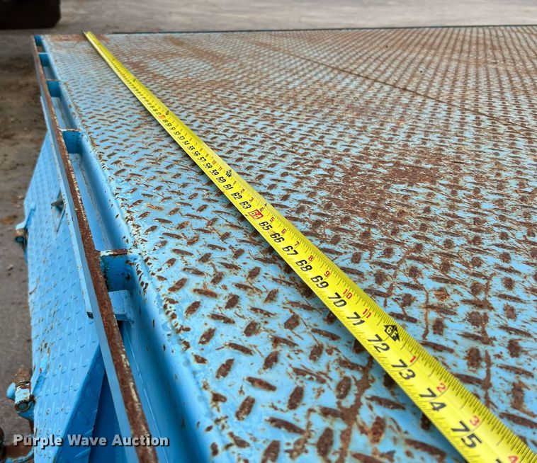 image for item DQ2299 2004 International 4300  flatbed truck