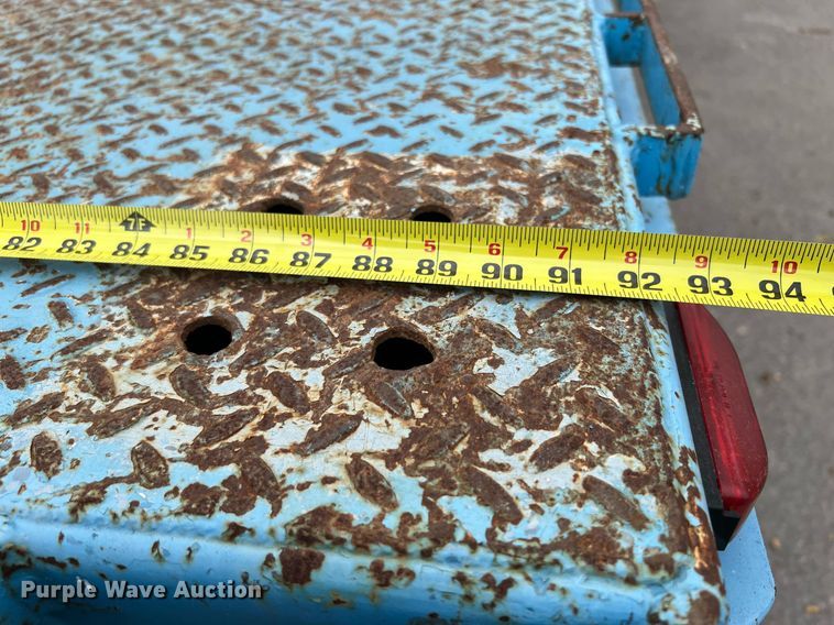 image for item DQ2299 2004 International 4300  flatbed truck