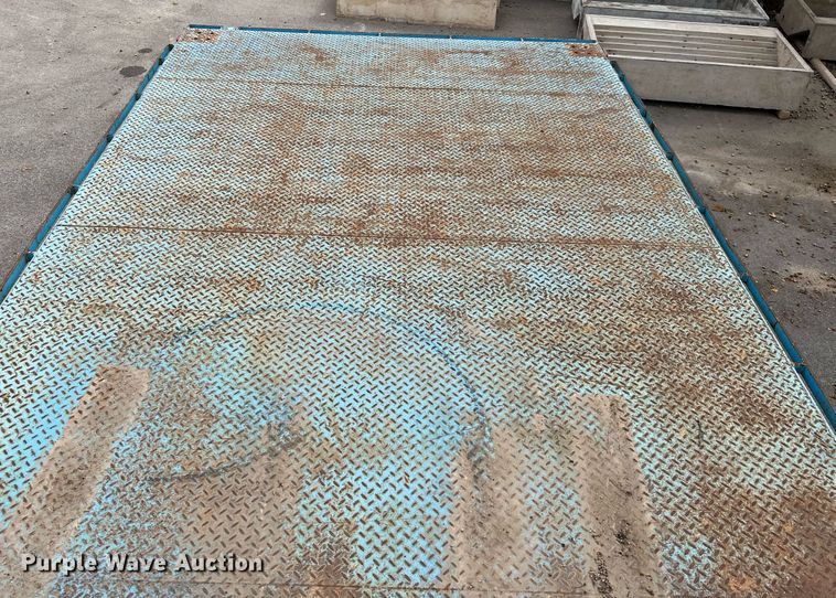 image for item DQ2299 2004 International 4300  flatbed truck