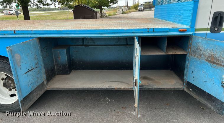 image for item DQ2299 2004 International 4300  flatbed truck