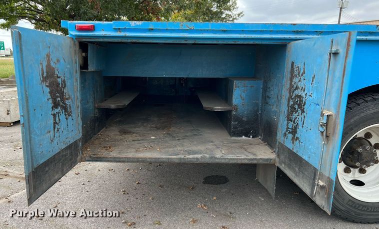 image for item DQ2299 2004 International 4300  flatbed truck