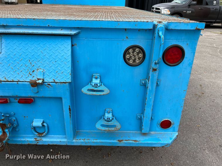 image for item DQ2299 2004 International 4300  flatbed truck