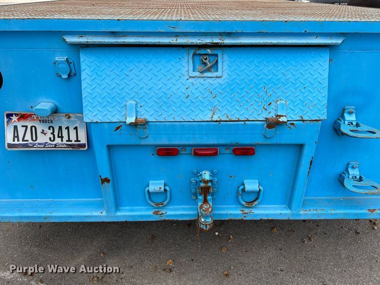 image for item DQ2299 2004 International 4300  flatbed truck