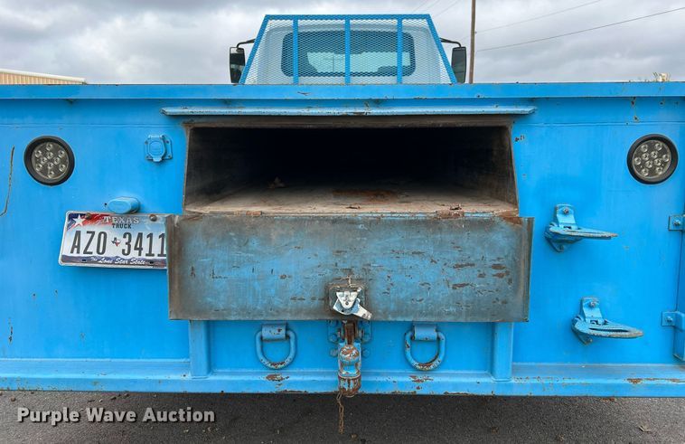 image for item DQ2299 2004 International 4300  flatbed truck