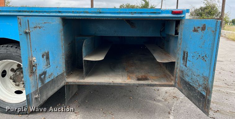 image for item DQ2299 2004 International 4300  flatbed truck