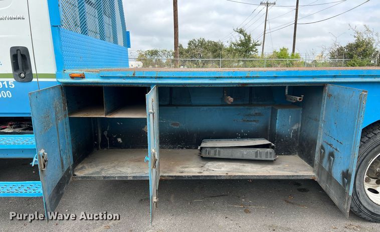 image for item DQ2299 2004 International 4300  flatbed truck