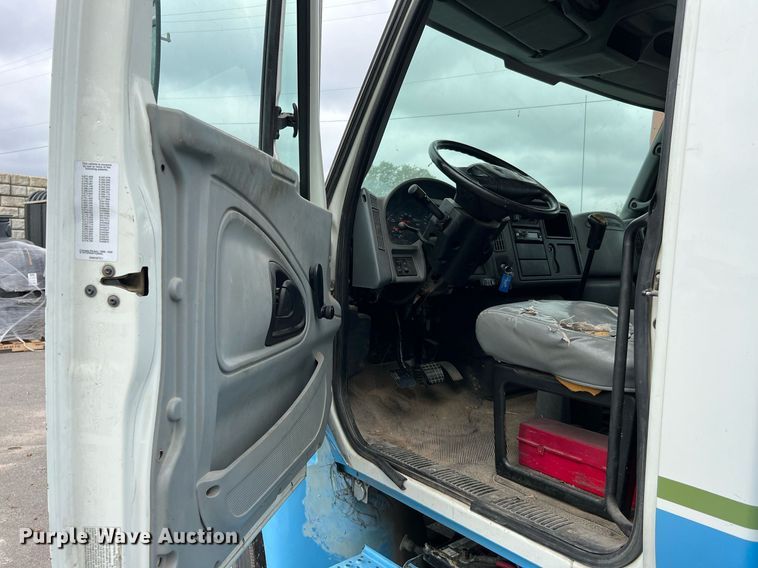 image for item DQ2299 2004 International 4300  flatbed truck