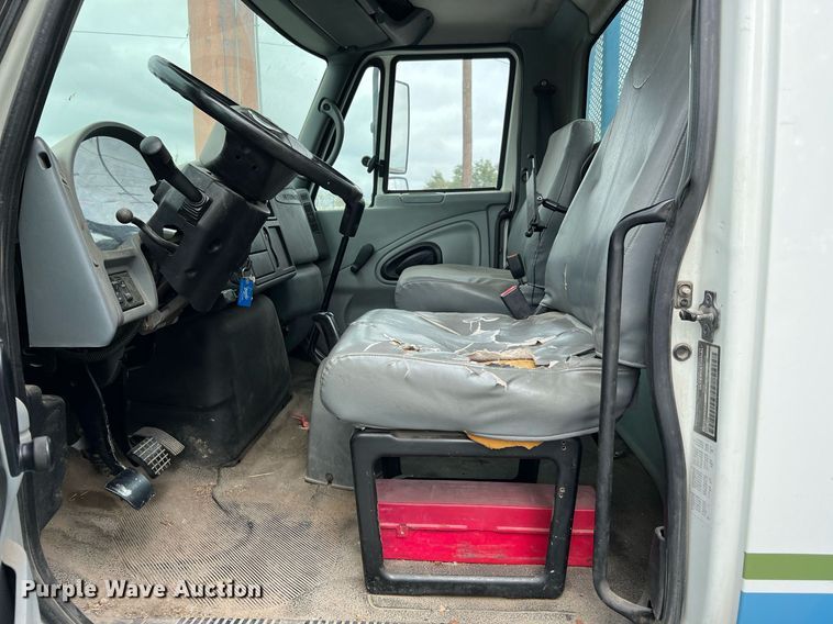 image for item DQ2299 2004 International 4300  flatbed truck